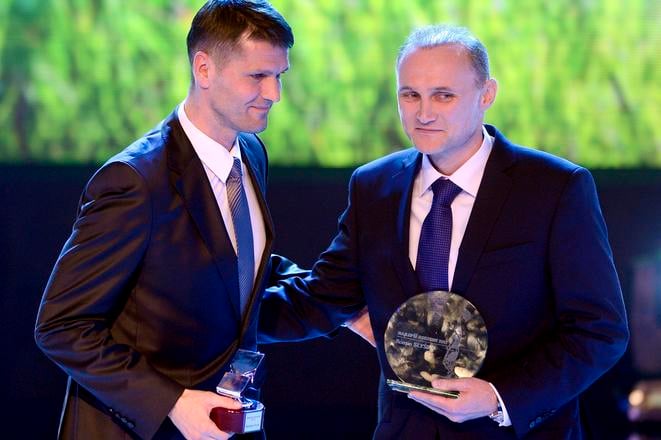 Archivna fotografia - najlepšia rozhodcovská dvojica za rok 2013 vľavo Najlepší rozhodca 2013 Richard Trutz a vpravo Najlepší asistent rozhodcu 2013 Roman Slyško.