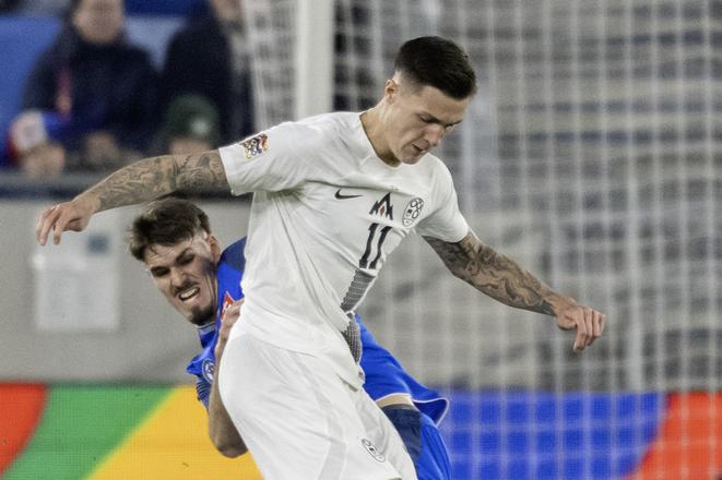 V pozadí slovenský debutant Ivan Mesík a v popredí slovinský hráč Benjamin Šeško.
