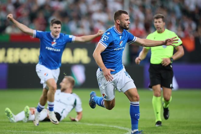 Slovenský futbalový útočník Erik Prekop (uprostred).