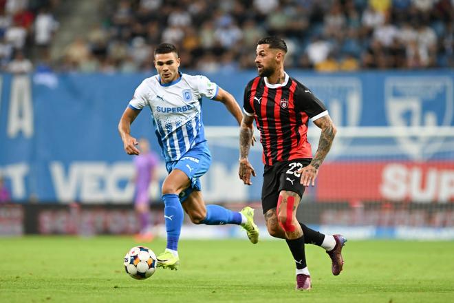 Erik Daniel (vpravo) v zápase proti CS Universitatea.