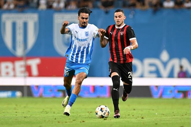 Vpravo hráč Trnavy Kristián Koštrna a hráč Craiovi Stefan Baiaram počas prvého zápasu 3. predkola Konferenčnej ligy medzi FC Universitatea Craiova a FC Spartak Trnava v Craiove vo štvrtok 7. augusta 2025.