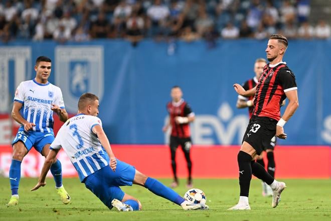 Na snímke zľava hráči Craiovi Samuel Teles, Oleksandr Romanchuk a hráč Trnavy Filip Twardzik počas prvého zápasu 3. predkola Konferenčnej ligy medzi FC Universitatea Craiova a FC Spartak Trnava v Craiove vo štvrtok 7. augusta 2025.