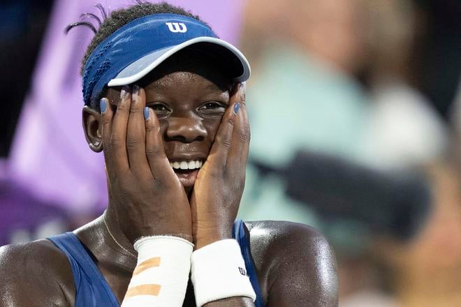 Kanadská tenistka Victoria Mboková sa teší z víťazstva vo finále ženskej dvojhry proti Japonke Naomi Osakovej na turnaji WTA 1000 v Montreale.