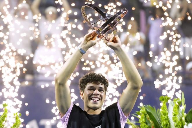 Ben Shelton pózuje s trofejou po víťazstve nad Rusom Karenom Chačanovom vo finále mužskej dvojhry na turnaji ATP Masters 1000 v kanadskom Toronte.