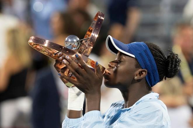 Kanadská tenistka Victoria Mboková pózuje s trofejou po víťazstve vo finále ženskej dvojhry proti Japonke Naomi Osakovej na turnaji WTA 1000 v Montreale 2025.