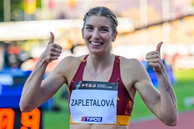 Na snímke v strede slovenská reprezentantka v behu na 400 metrov cez prekážky Emma Zapletalová sa teší počas 60. ročníka atletického mítingu Tipos P-T-S v Banskej Bystrici 8. augusta 2025. 