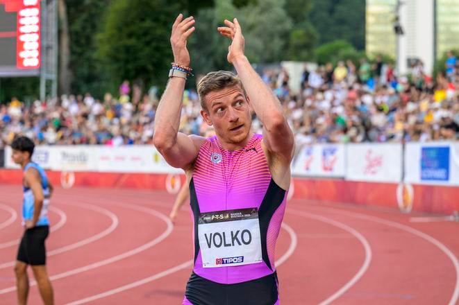 Na snímke Ján Volko (Slovensko) sa teší z víťazstva v behu na 200 metrov počas 60. ročníka atletického mítingu Tipos P-T-S v Banskej Bystrici.