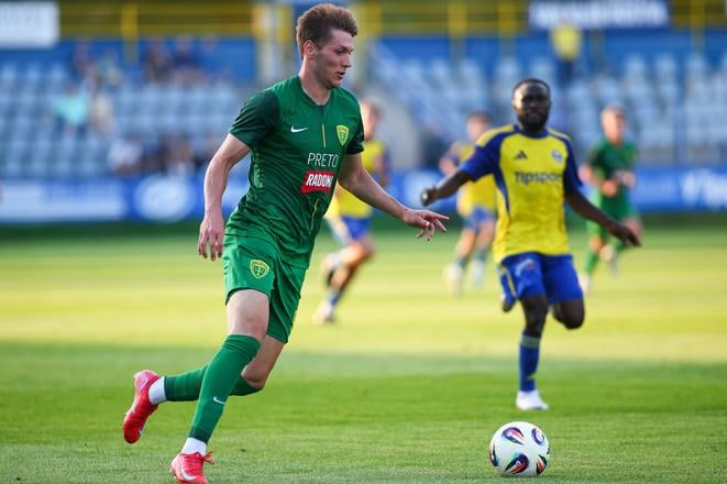 Na snímke v popredí s loptou Marko Roginič (Žilina) v zápase 3. kola futbalovej Niké ligy medzi MFK Zemplín Michalovce - MŠK Žilina.