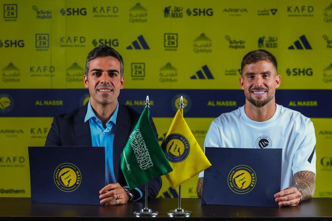 Inigo Martinez po podpise zmluvy s Al-Nassr.