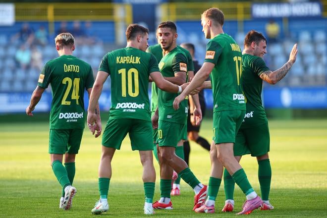 Na snímke hráči Žiliny sa radujú z gólu v zápase 3. kola futbalovej Niké ligy medzi MFK Zemplín Michalovce - MŠK Žilina.