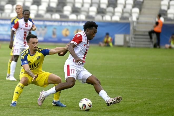 Na snímke zľava Marek Zsigmund (Košice) a Molik Jesse Khan (Trenčín) v zápase 3. kola futbalovej Niké ligy FC Košice - AS Trenčín.