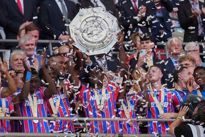 Futbalisti Crystal Palace oslavujú víťazstvo po finále anglického Superpohára Crystal Palace - FC Liverpool.