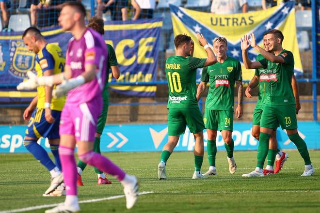 V pozadí hráči Žiliny sa radujú z gólu  v zápase 3. kola futbalovej Niké ligy medzi MFK Zemplín Michalovce - MŠK Žilina v sobotu 9. augusta 2025 v Michalovciach.