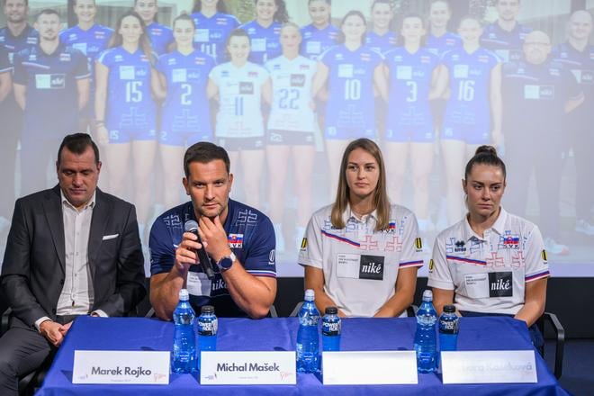 Pred odchodom na MS - zľava prezident SVF Marek Rojko, reprezentačný tréner žien Michal Mašek, kapitánka Karin Palgutová a Barbora Koseková. 
