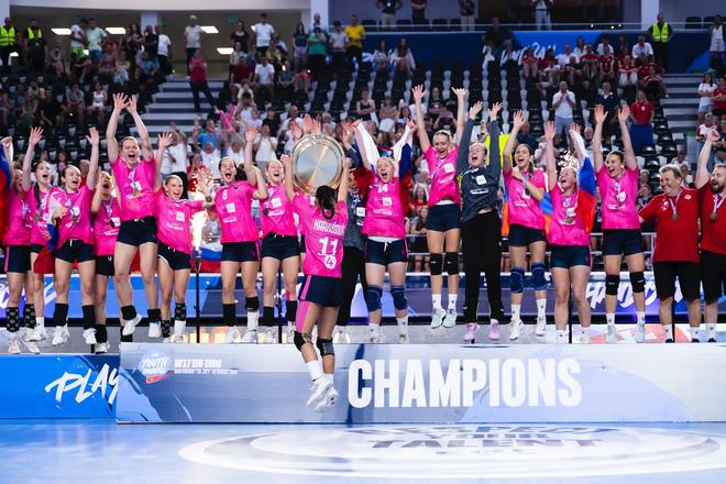 Bezprostredná radosť kadetských hádzanárok Slovenska po prevzatí víťaznej trofeje na ME "17" v Podgorici.