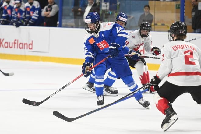 Kapitán Adam Goljer (v modrom) by mal byť opora Slovenska na domácom Hlinka Gretzky Cupe.