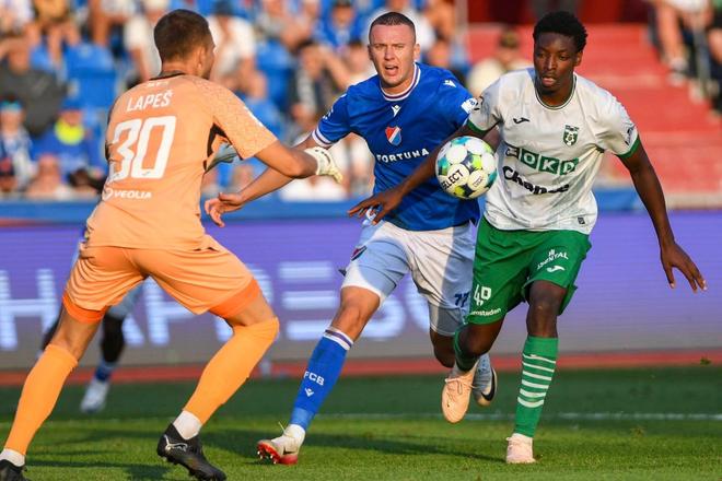 Ladislav Almási (v modrom) s súboji proti Karvinej, v ktorom strelil jediný gól Baníka pri prehre 1:2.