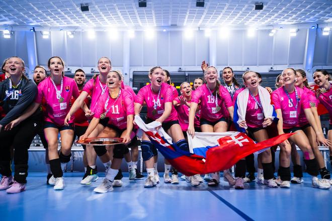 Obrovská radosť v podaní slovenských hádzanárskych reprezentantiek po zisku zlata na majstrovstvách Európy hráčok do 17 rokov v Čiernej Hore.