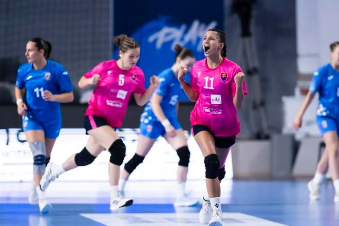 Kapitánka Barbora Karkušová (s číslom 11) sa teší po úspešnej akcii počas finálového duelu proti Chorvátkam na ME hádzanárok do 17 rokov v Podgorici.