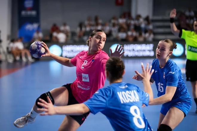 Spojka Zara Barbara Gogolová sa snaží preniknúť cez chorvátsku obranu vo finále európskeho šampionátu hádzanárok do 17 rokov, na ktorom Slovenky triumfovali v boji o zlato 34:30.
