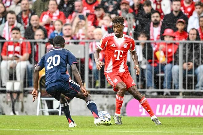 Kingsley Coman (vpravo) a hráč Lyonu Sael Kumbedi bojujú o loptu počas prípravného zápasu Bayern Mníchov - Olympique Lyon v Mníchove.