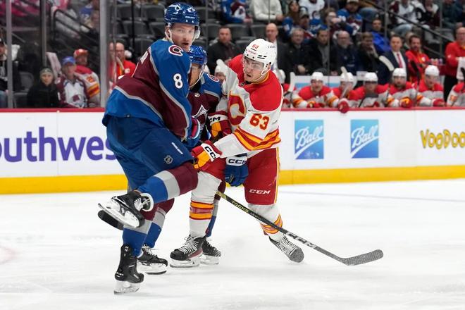 Adam Ružička (vpravo) v drese Calgary Flames v NHL.