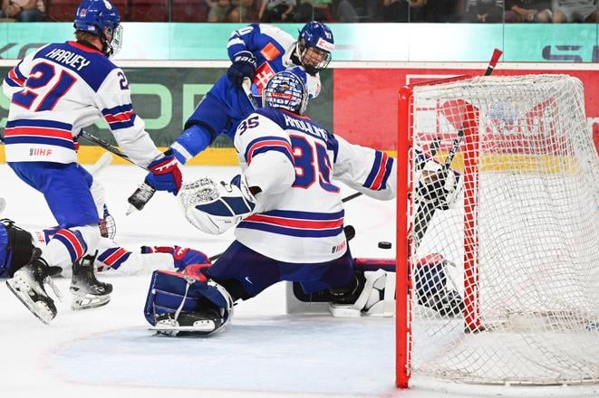Oliver Ozogány prekonáva brankára USA Bradyho Knowlinga. Z duelu Slovensko 18 - USA 18 na turnaji hráčov do 18 rokov Hlinka Gretzky Cup v Trenčíne.