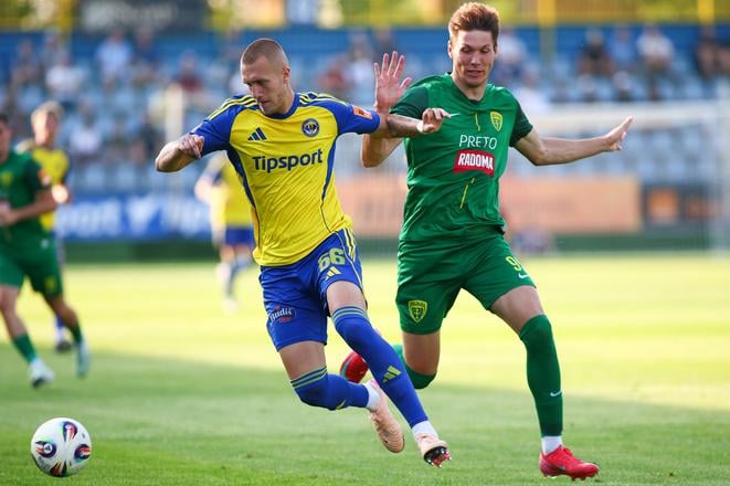 Michalovčan Martin Bednár (vľavo) v súboji so Žilinčanom Markom Roginičom.