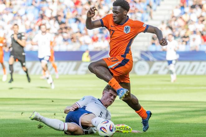 Hore Ernest Poku (Holandsko) a dole Charlie Cresswell (Anglicko).
