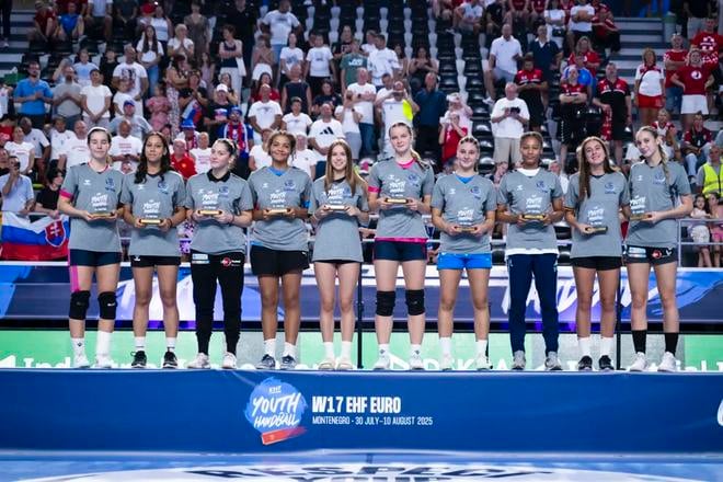Slovenky Liliana Gogová (úplne vľavo) a Mária Bartková (šiesta zľava) sa dostali do All-Star tímu európskeho šampionátu hádzanárok do 17 rokov v Podgorici.