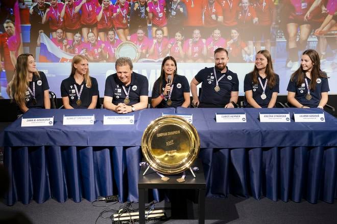Sprava Liliana Gogová, Anežka Stránska, asistent trénera Ľuboš Hepner, kapitánka tímu Barbora Karkušová, tréner Pavol Streicher, Scarlet Špendlová a Zara Gogolová počas tlačovky po návrate z ME v čiernohorskej Podgorici.