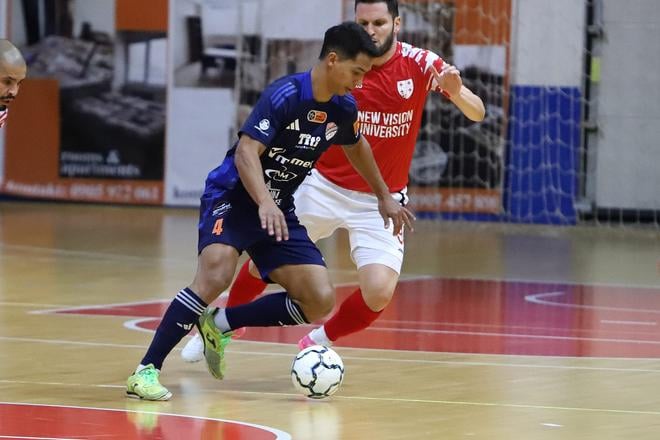 Juan Romero (Lučenec) a Irakli Todua (Tbilisi) bojujú o loptu počas zápasu 7. skupiny Ligy majstrov vo futsale mužov Georgians Tbilisi - Mimel Lučenec v Lučenci 24. októbra 2024. Ilustračné foto.,