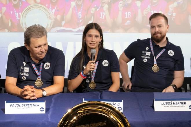 Traja zo strojcov historického úspechu na tlačovej konferencii v Bratislava (zľava): hlavný tréner Pavol Streicher, kapitánka tímu hádzanárskych majsteriek Európy do 17 rokov Barbora Karkušová a asistent trénera Ľuboš Hepner.
