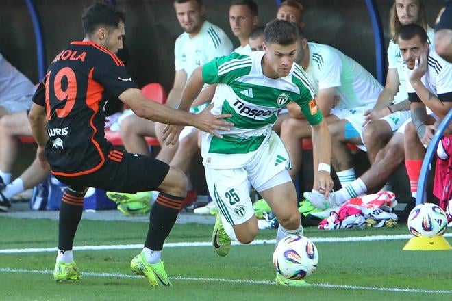 Martin Gomola (Ružomberok, vľavo) a Adam Gaži (Skalica) počas dohrávky 2. kola Niké ligy MFK Ružomberok - MFK Skalica v Ružomberku.