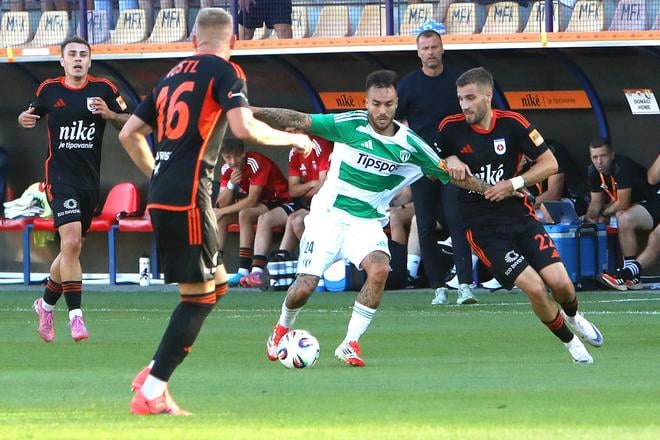 Daniel Köstl (Ružomberok), Tomáš Smejkal (Skalica) a Tomáš Buchvaldek (Ružomberok) počas dohrávky 2. kola Niké ligy Ružomberok - Skalica.
