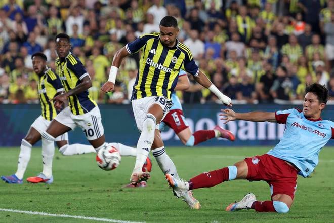 Tsuyoshi Watanabe sa snaží zabrániť v streľbe futbalistovi Fenerbahce Youssefovi En-Nesyrimu. Zo stretnutia 3. predkola LM Fenerbahce - Feyenoord 5:2.