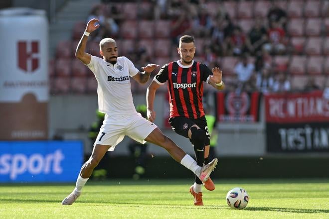 Na snímke vpravo hráč Trnavy Filip Twardzik a Lucas Villela z Hibernians počas odvetného zápasu 2. predkola Konferenčnej ligy FC Spartak Trnava - FC Hibernians Paola v Trnave vo štvrtok 31. júla 2025.