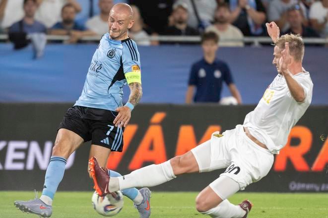 Na snímke zľava kapitán Vladimír Weiss ml. (Slovan) a Egor Sorokin (Almaty) bojujú o loptu počas odvetného zápasu 3. predkola Ligy majstrov vo futbale ŠK Slovan Bratislava – Kajrat Almaty.