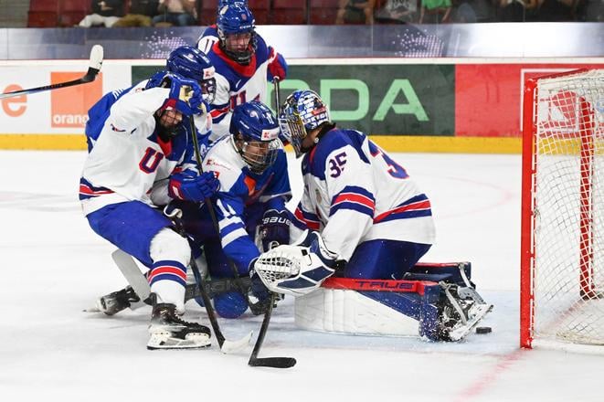 Ilustračná fotografia Na snímke sprava Brady Knowling (USA), Lucian Bernát (Slovensko), Nathan Bienstock (USA), Ivan Matta (Slovensko) a Will McLaughlin (USA) počas hokejového zápasu Slovensko 18 - USA 18 na prestížnom turnaji hráčov do 18 rokov Hlinka Gretzky Cup v Trenčíne v pondelok 11. augusta 2025.