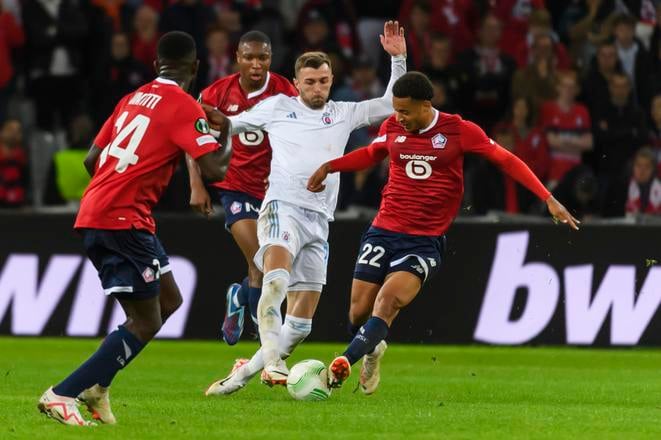 Archívna fotografia - zľava Samuel Umtiti (OSC Lille), Bafodé Diakité (OSC Lille), Aleksandar Čavrič (Slovan) a Tiago Santos (OSC Lille).