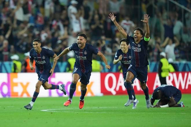 Hráči PSG oslavujú víťazstvo v zápase o Superpohár UEFA.