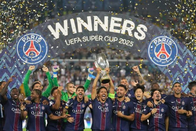 Na snímke hráč PSG Marquinhos (uprostred) sa raduje so spoluhráčmi po výhre v Superpohári UEFA proti Tottenhamu.
