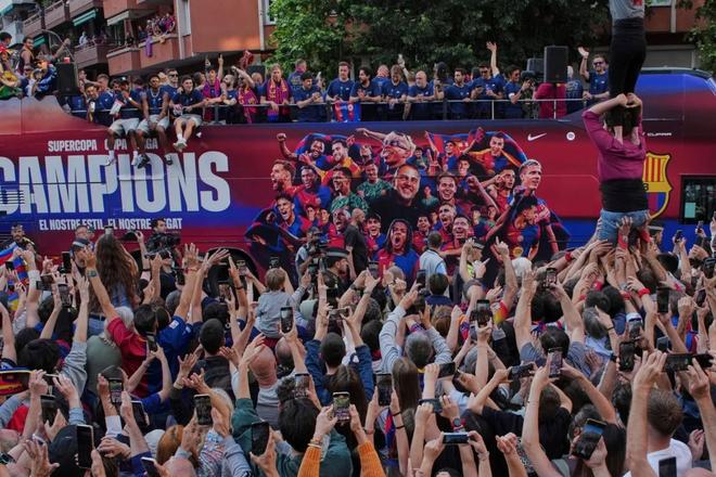 Oslavy titulu hráčov FC Barcelona s fanúšikmi po sezóne 2024/2025.