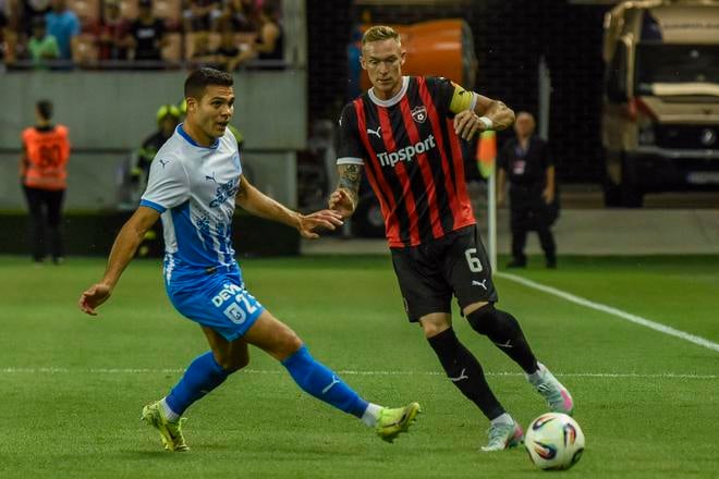 Roman Procházka (vpravo) a Samuel Teles z Craiovy.