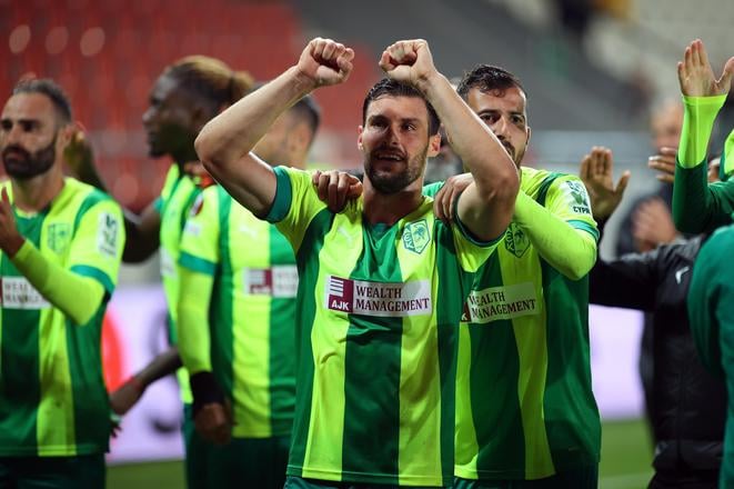 Hráči AEK Larnaca sa tešia po odvetnom zápase 3. predkola Európskej ligy Legia Varšava - AEK Larnaca v Krakove vo štvrtok 14. augusta 2025.