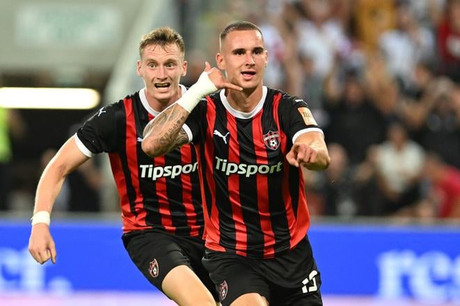 Patrick Karhan a Timotej Kudlička sa tešia z gólu počas odvetného zápasu 3. predkola Konferenčnej ligy medzi FC Spartak Trnava a Universitatea Craiova v Trnave.