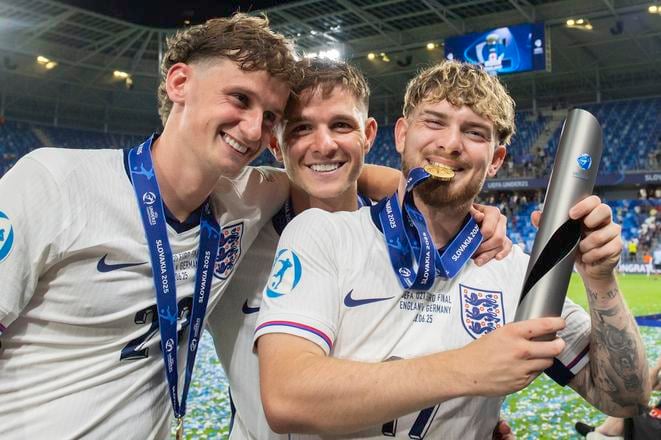 Takto James McAtee (v strede) oslavoval spolu s Harveym Elliottom a  Tylerom Mortonom koncom júna v Bratislave zisk titulu majstra Európy. V klube už takou hviezdou nie je. Manchester City ho postil do Nottinghamu.