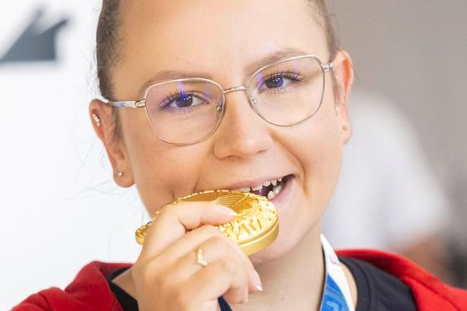 Denisa Baránková so zlatou medailou zo Svetových hier z čínskeho Čcheng-tu počas brífingu v Bratislave.