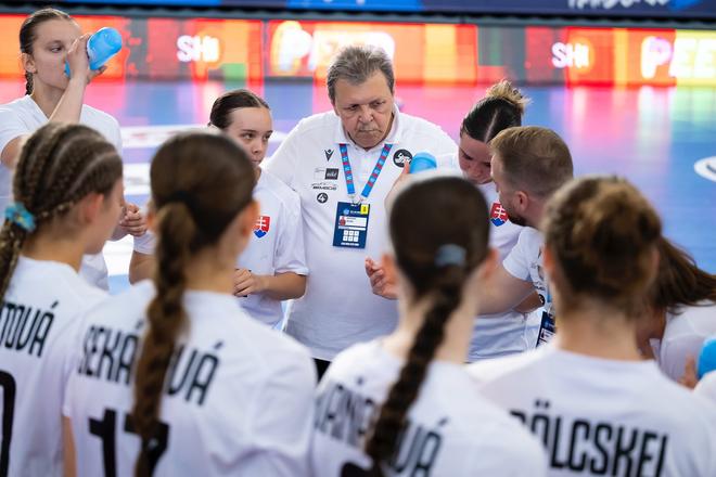 Pavol Streicher (v strede) so svojím víťazným tímom kadetiek Slovenska.