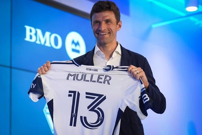 Thomas Müller pózuje s dresom Vancouveru.